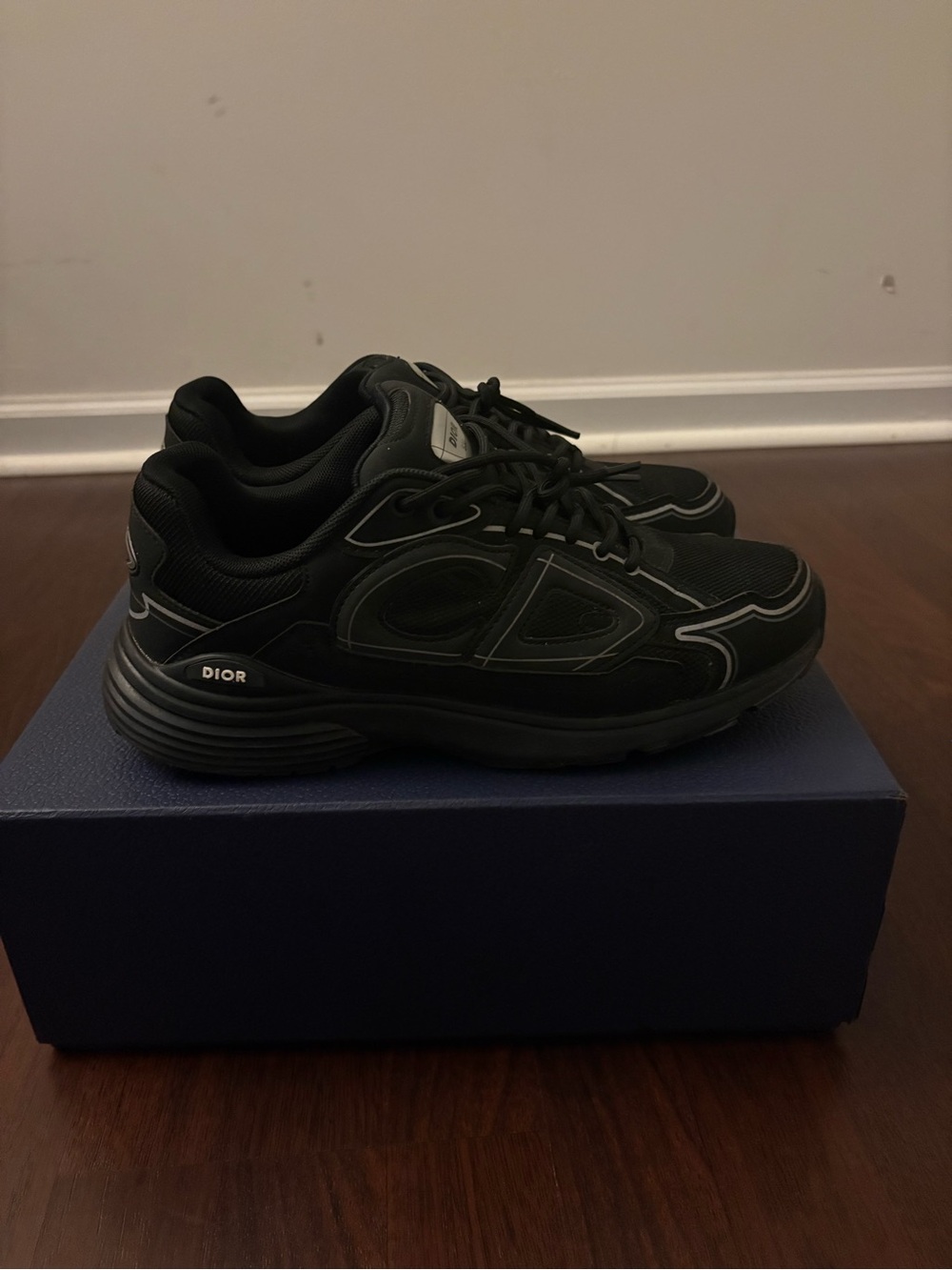 Dior b30 barely comes with box,gift bag,dust bag, and invoice